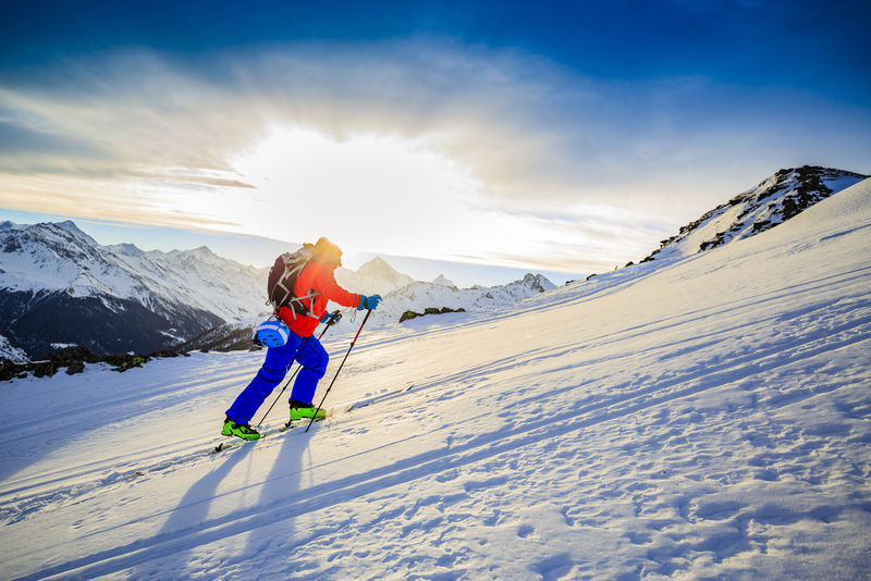 滑雪旅行在高山上新鲜的粉末雪雪山