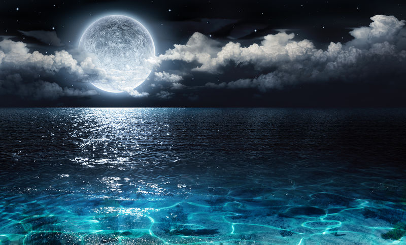 浪漫与风景的全景与海上的月圆夜
