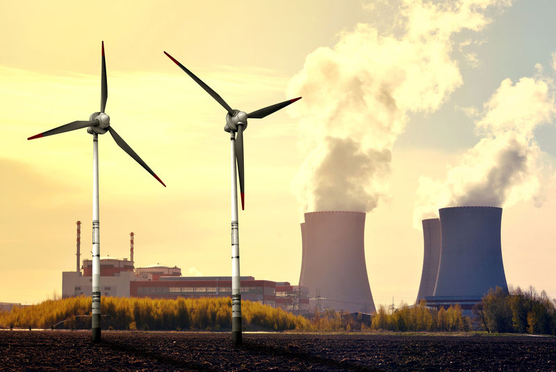 日落时的核电站和风力涡轮机-绿色能源概念