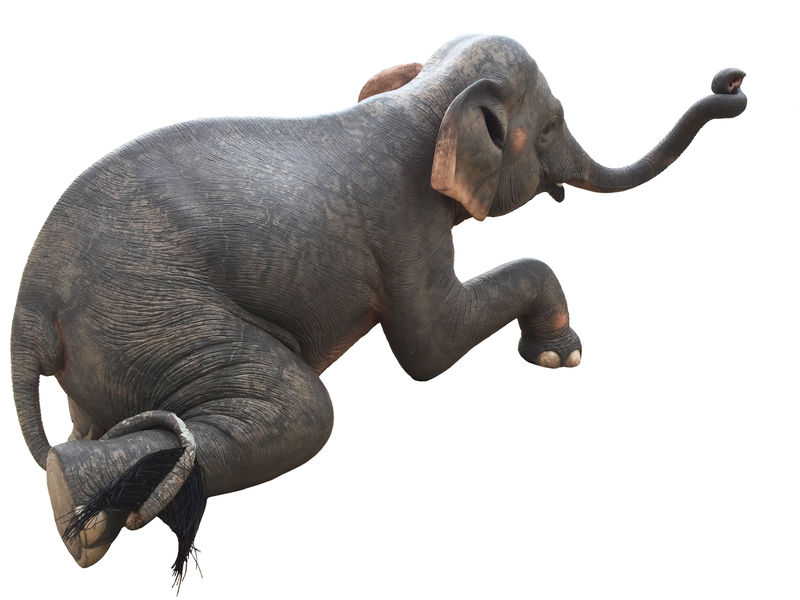 大象坐像雕塑由水泥制成白底隔离