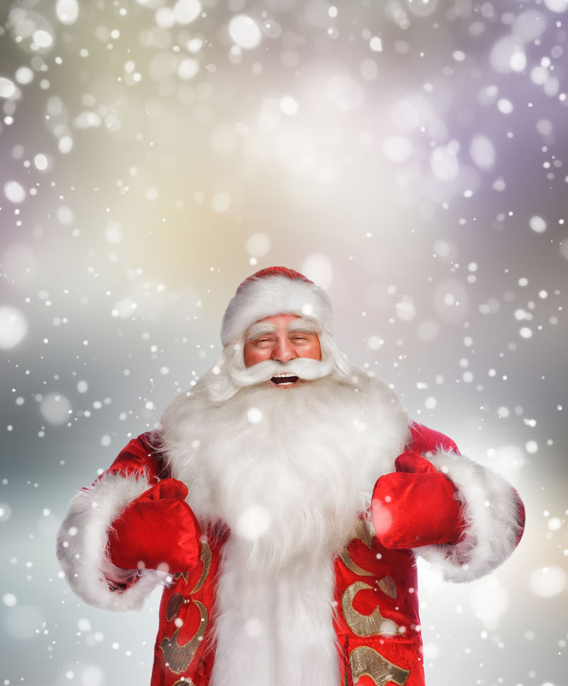 雪花背景下欢笑的圣诞老人