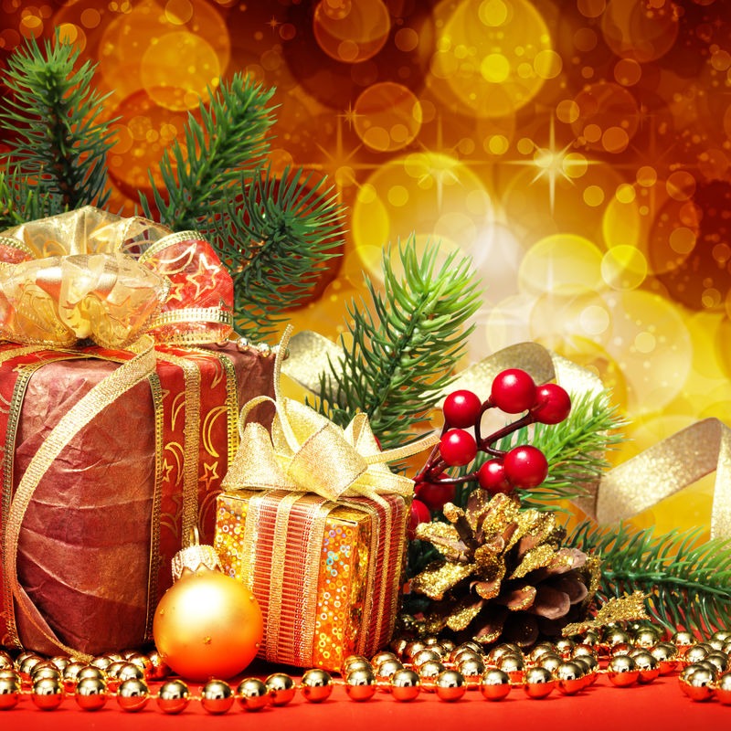 圣诞杉树-带礼物和圣诞装饰