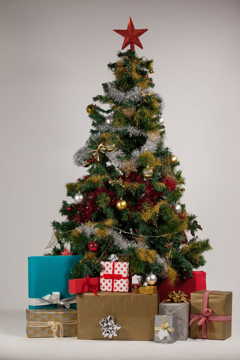 白色背景的各种礼物和圣诞树