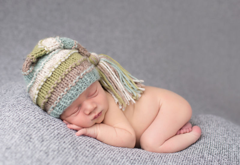 婴儿的睡眠newborn在线条毯子