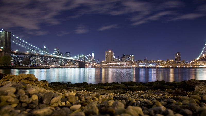 傍晚时分-从东河对岸可以看到布鲁克林大桥和曼哈顿天际线的广角视图