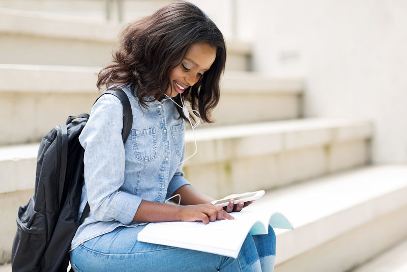 年轻漂亮的美国黑人女大学生在校园读书