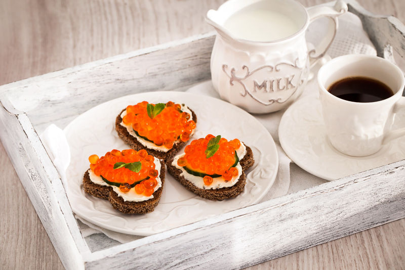 浪漫早餐-心形烤面包-配红鱼子酱和咖啡