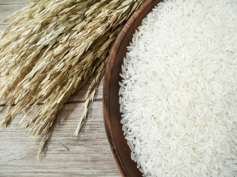 将白米放在木板上-并将大米生米和未煮熟的谷类食品放在一起