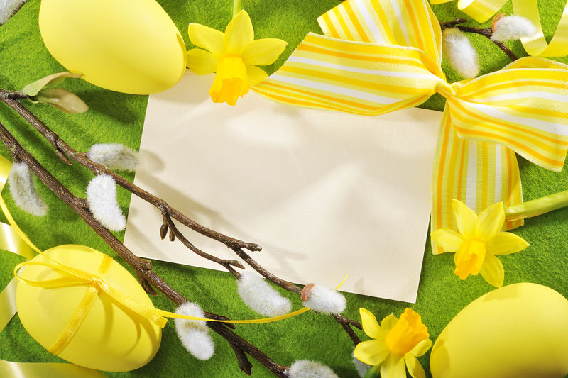 带复印空间的复活节贺卡-黄色复活节彩蛋-桌布上的水仙