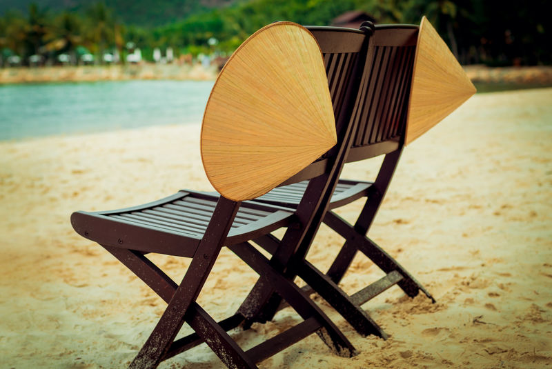 海滩上的两张椅子-放松-越南