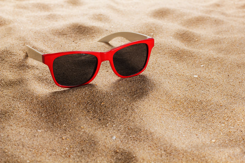沙滩上的太阳镜