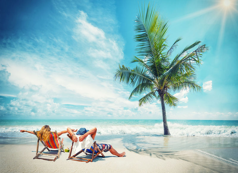 热带度假村情侣海滩旅游概念