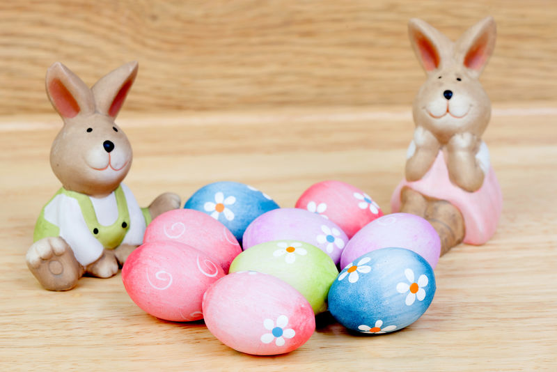 用雏菊装饰复活节彩蛋的有趣兔子陶瓷