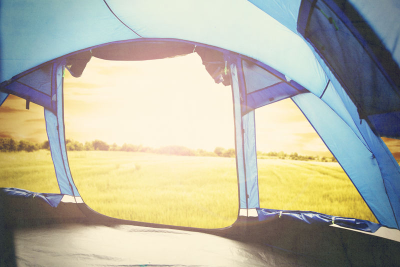蓝色和夏季日落的帐篷内部