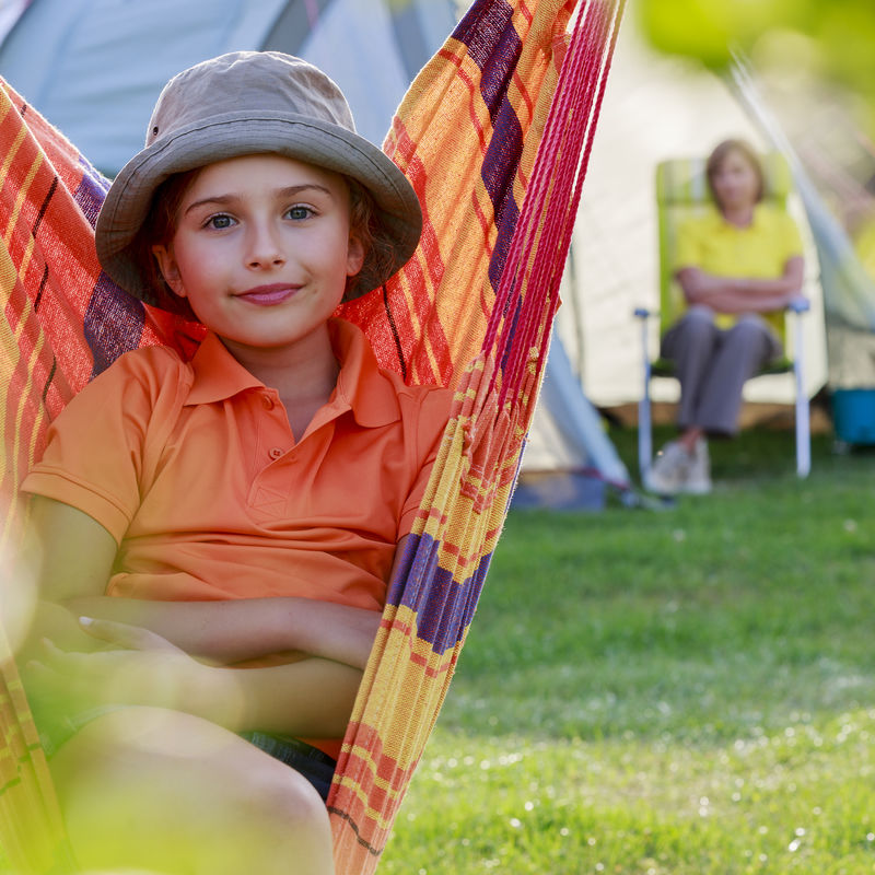 帐篷里的夏天——和家人一起野营的年轻女孩