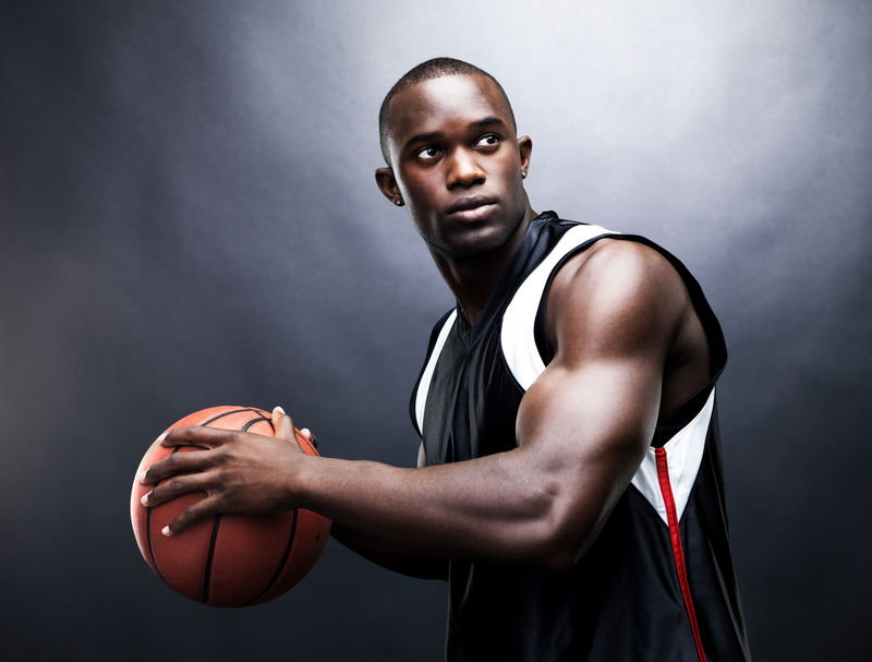 肌肉发达的年轻黑人男子打篮球