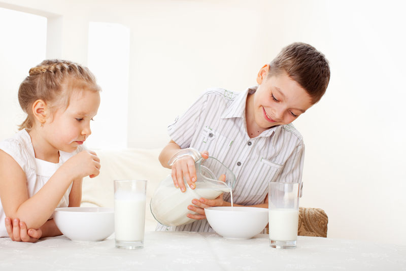 孩子们吃早餐-家庭食用牛奶谷类食品