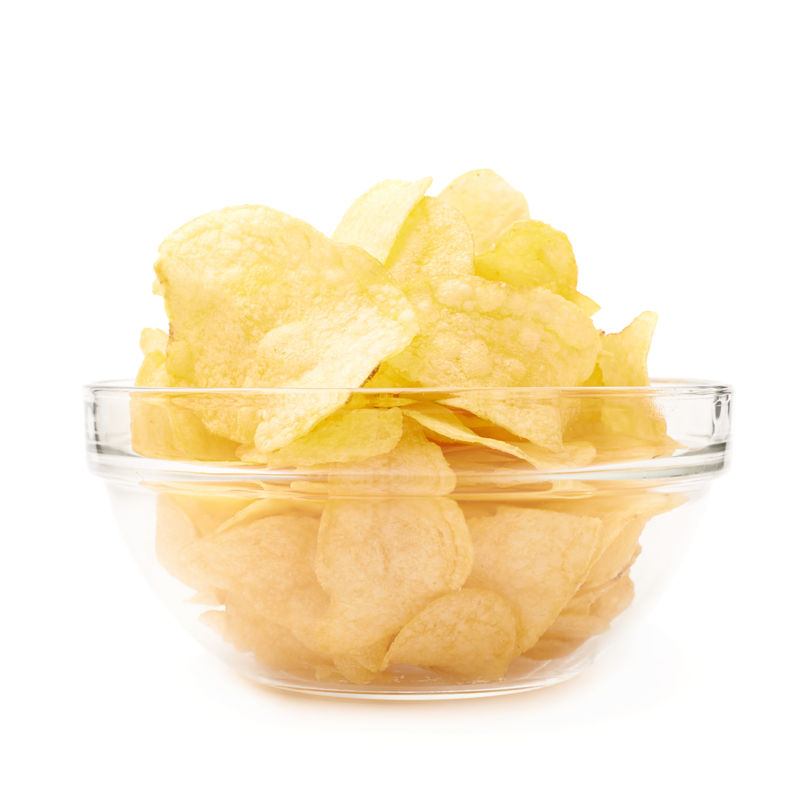 多个黄色薯片零食-放在一个玻璃碗中-成分在白色背景上隔离