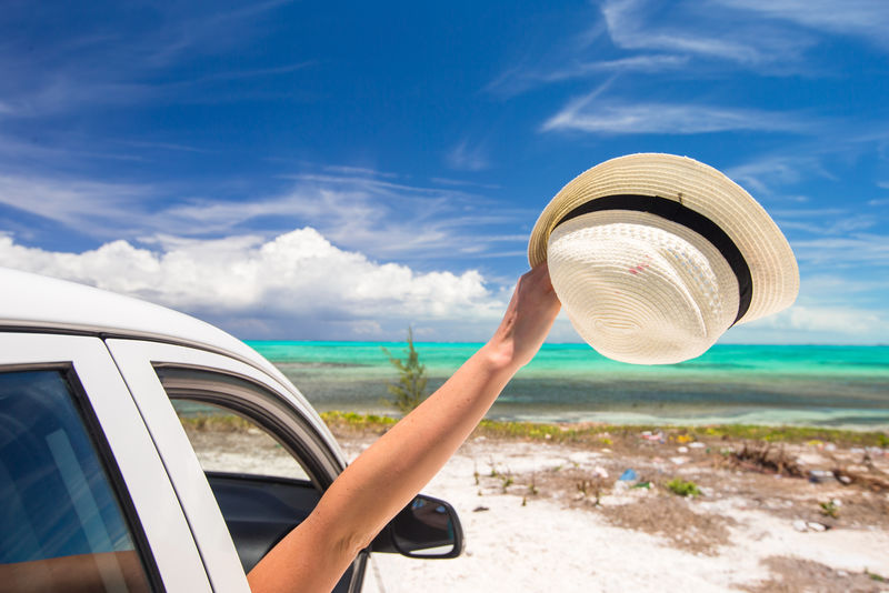 加勒比岛白色汽车上帽子的特写镜头