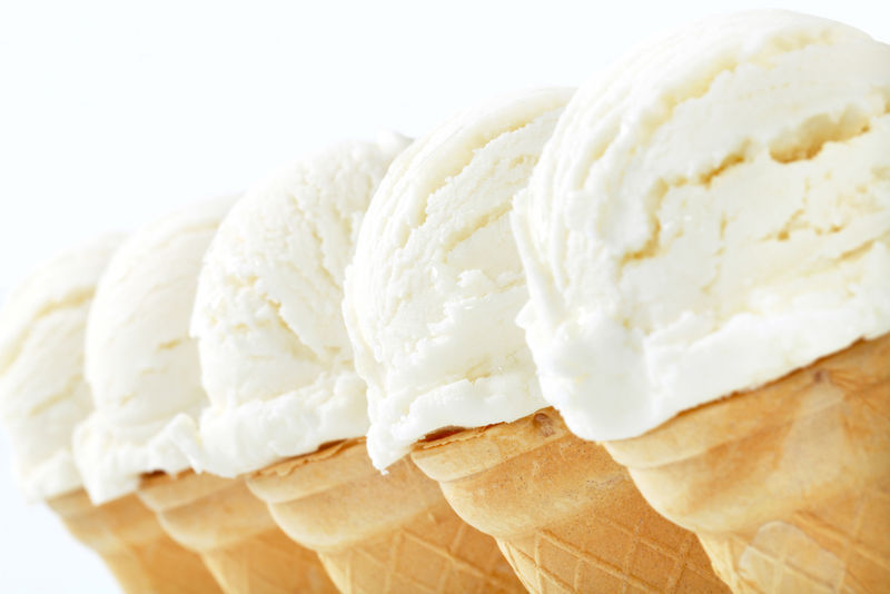 白冰淇淋蛋卷