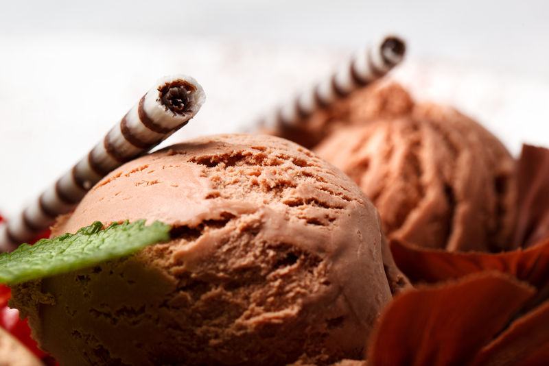 巧克力冰淇淋配条纹薄饼