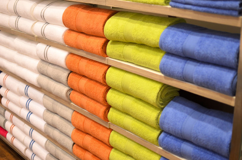 架子上成堆的彩色毛巾