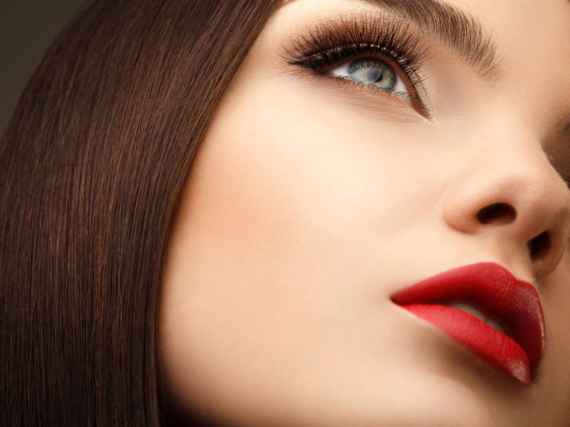女人的眼睛有美丽的妆和长长的睫毛-红唇-高质量图像