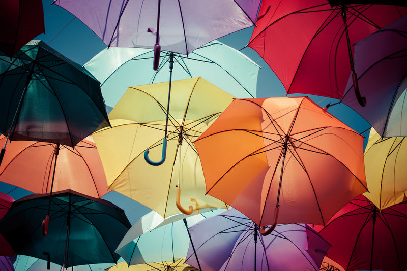 背景彩色雨伞街装饰