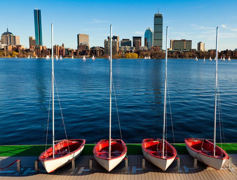 美国马萨诸塞州波士顿查尔斯河畔的一个阳光明媚温暖的春天