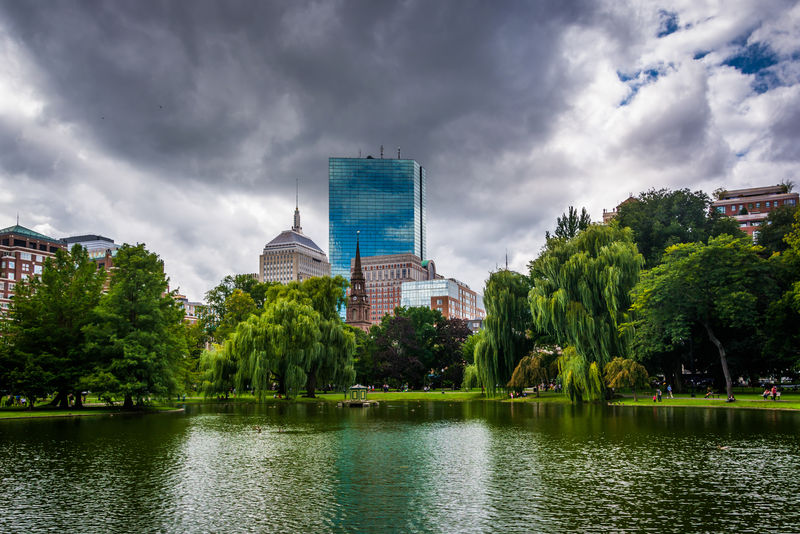 马萨诸塞州波士顿的公共花园和建筑中的池塘