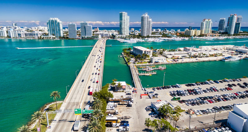 美国佛罗里达州迈阿密海滩和麦克阿瑟堤道鸟瞰图