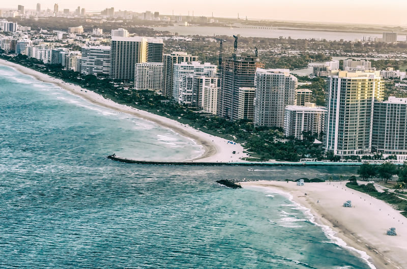 从直升机上看到的迈阿密海滩天际线-美国佛罗里达州