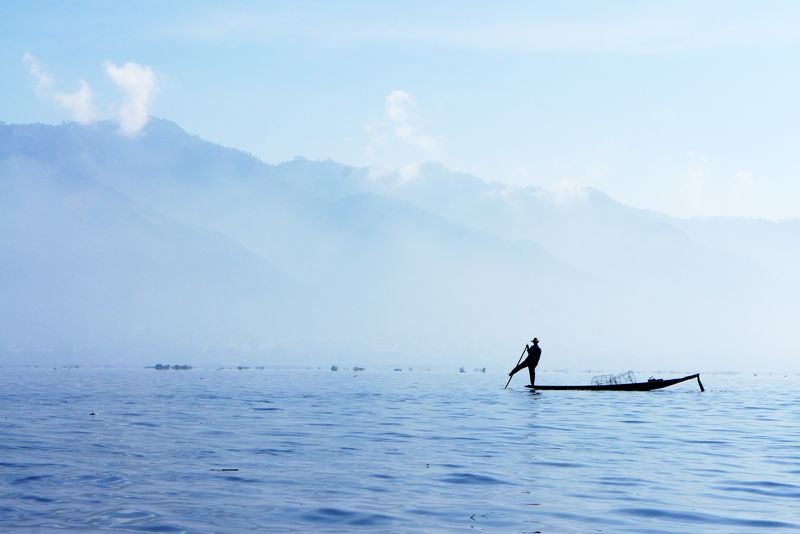 前往缅甸-拍摄传统船上渔民的户外摄影-缅甸掸邦的Intha人