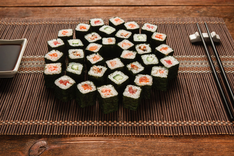 一套美味可口的日本寿司放在草席上，特写镜头。麦吉卷，艺术食品，豪华餐厅菜单照片。国家东方海鲜。