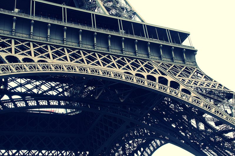 埃菲尔铁塔底座特写镜头-黑白巴黎