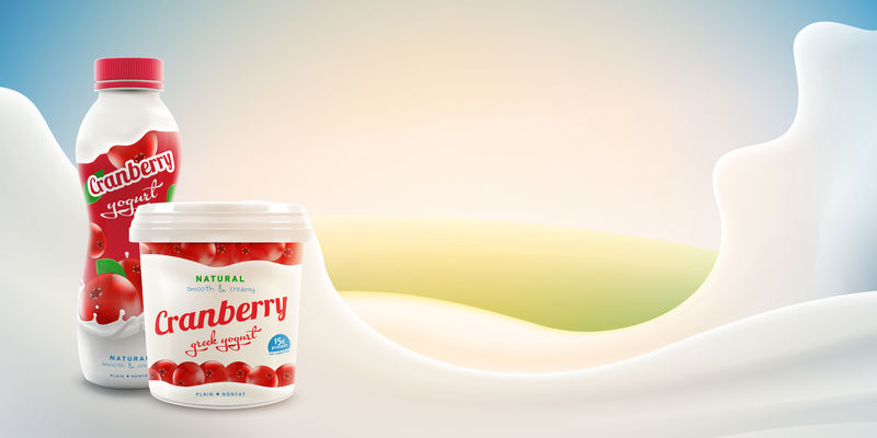 明亮背景下的樱桃酸奶广告-空白瓶和瓶子-加上鲜奶飞溅的商业产品实物模型矢量写实插图