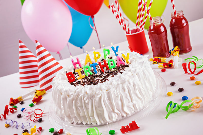 彩球背景的生日蛋糕-还有其他生日装饰-专注于蛋糕