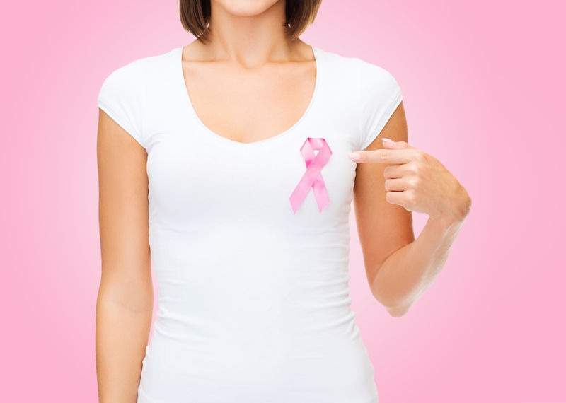 医疗保健和医学理念-女性穿白色T恤-带粉色乳腺癌意识丝带