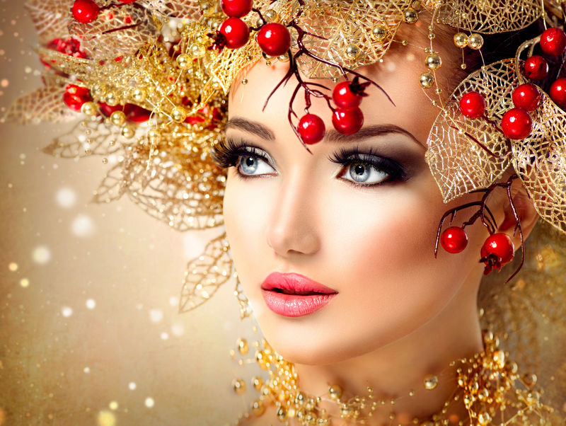 圣诞冬季时尚模特-金色发型-化妆-美女-美丽的新年假期创意发型装饰冬青浆果-美女脸