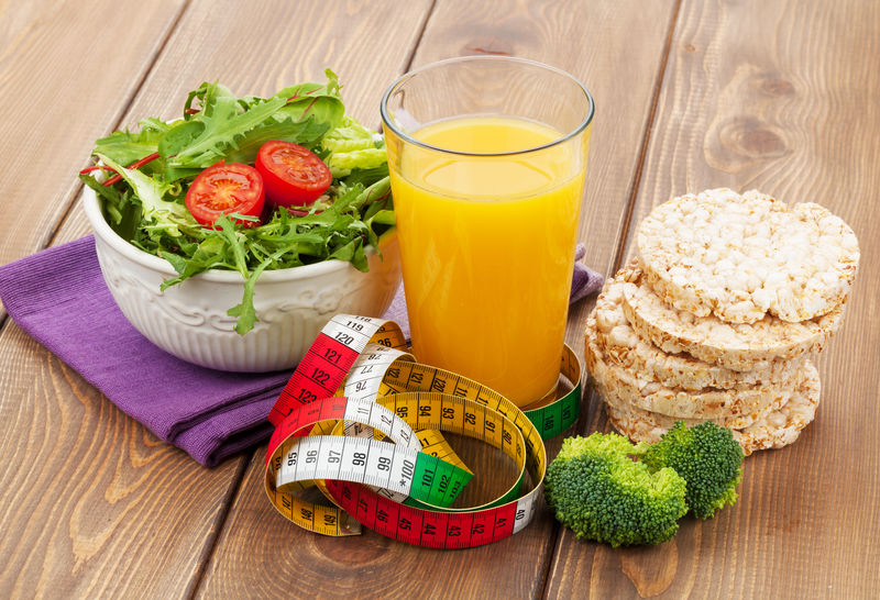 健康食品和木桌上的卷尺-健康与健康