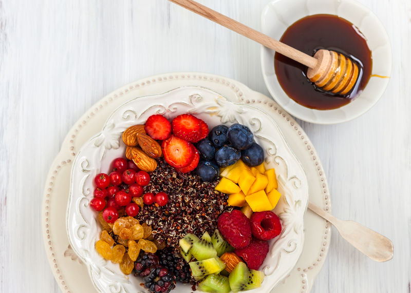 蜂蜜黑藜麦-早餐配水果、浆果和坚果