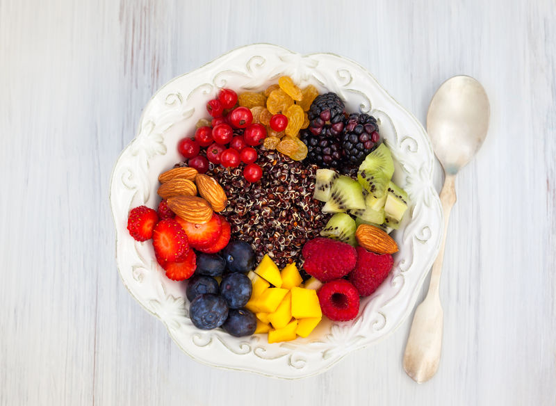 蜂蜜黑藜麦-早餐配水果、浆果和坚果