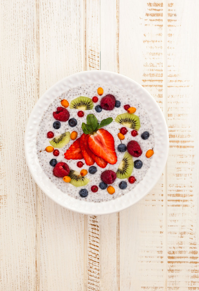 早餐碗：椰汁加水果和浆果布丁