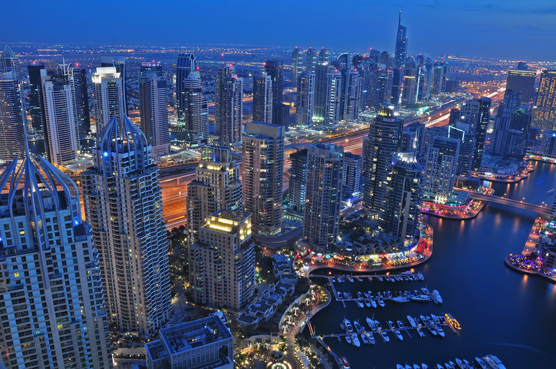 在蔚蓝的夜晚-迪拜码头灯火通明-摩天大楼高耸入云
