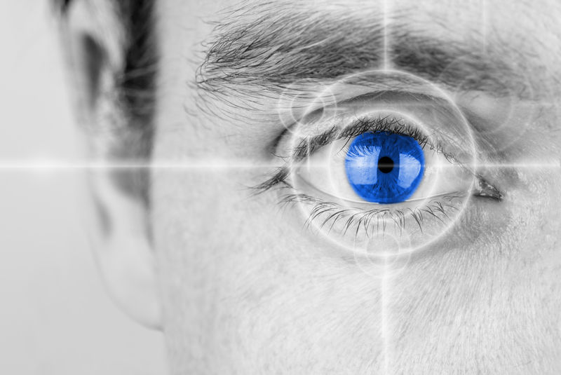 视觉概念-灰阶图像的男子眼睛与十字线集中在他的虹膜-这是有选择的颜色蓝色
