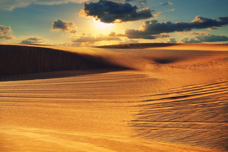 日落时的阿拉伯沙漠