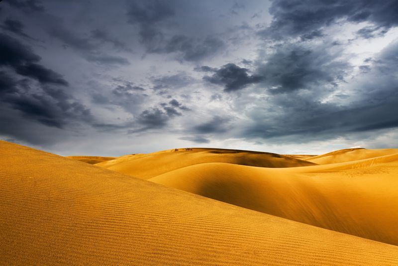 沙漠沙丘和风暴天空