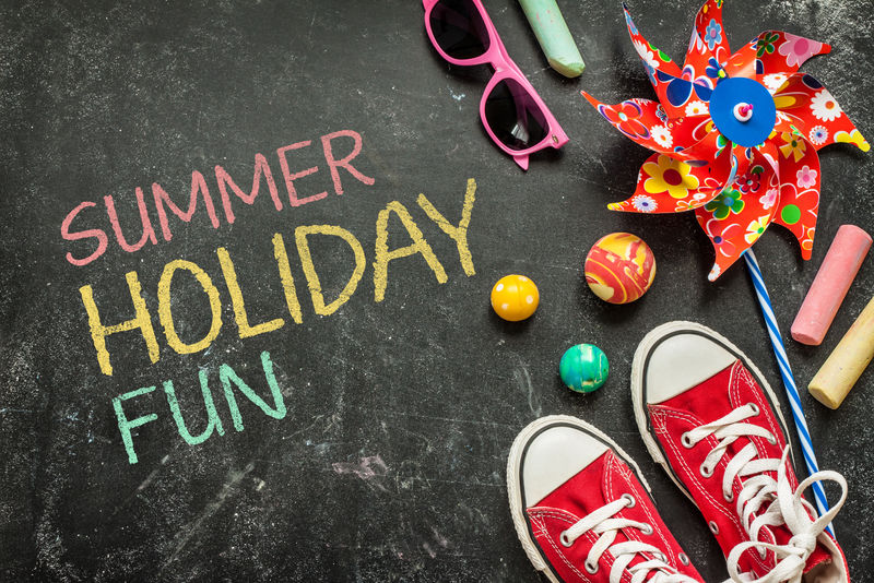 暑假乐趣-海报设计-童年-玩具和红色运动鞋从上面的黑色黑板