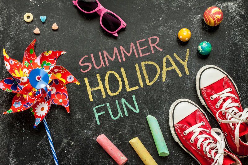 暑假乐趣-海报设计-童年-玩具和红色运动鞋从上面的黑色黑板
