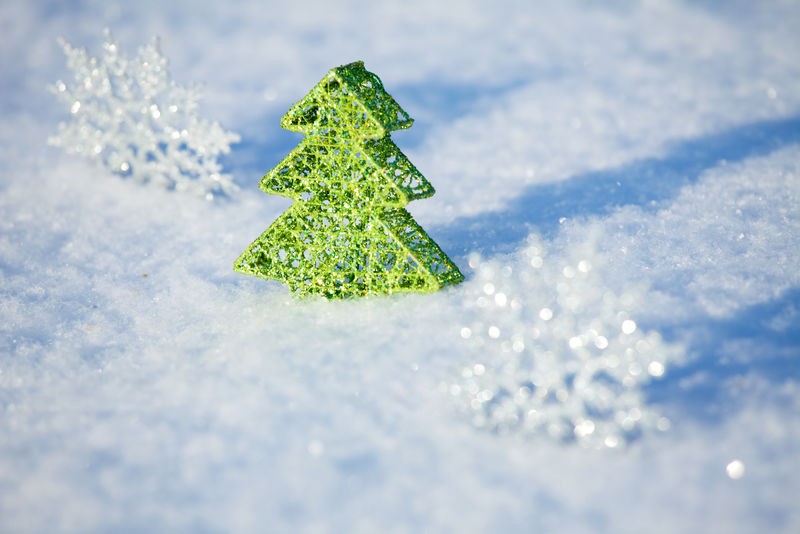 雪上的圣诞树-冬天的背景-圣诞卡